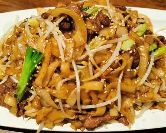 Dry Rice Noodle with Beef in Soya Sauce 干炒牛河